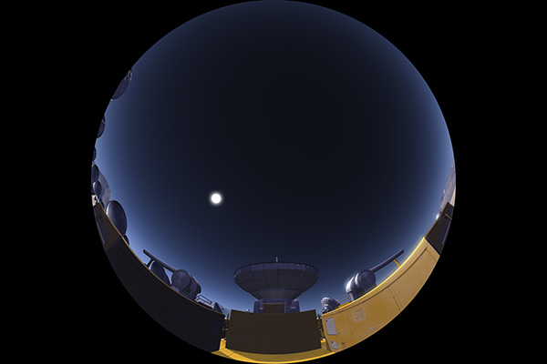 アルマ望遠鏡パラボラアンテナ搬送3